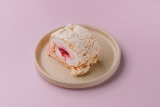 Лёгкий клубничный рулет с меренгой (200г)