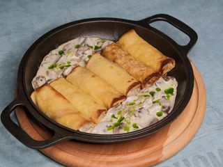 Млинці з м'ясом у вершковим соусом та печерицями (290g)
