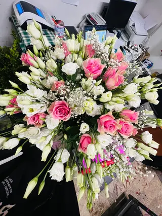 Grande mazzo di Lisanthus con Rose rosa