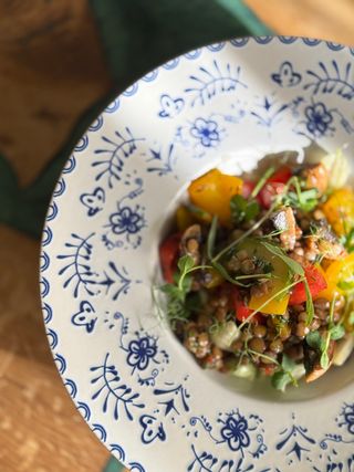 Salata vegană cu linte și legume