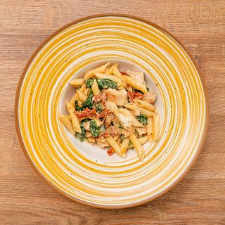 Penne z kurczakiem i suszonymi pomidorami