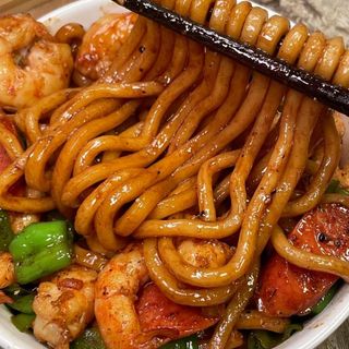 Tallarines fritos udon con gambas y salchicha 