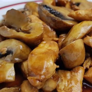 25. Pollo Con Champiñones