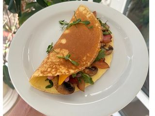 Омлет з грибами та беконом