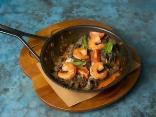 NEGRO PASTA SALSA DE TOMATE з креветками