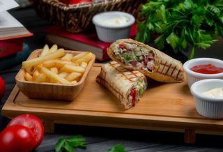 Dürüm kebab con patatas y bebida