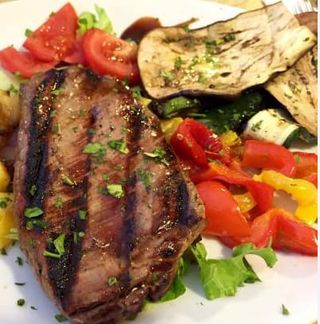 Manzo con verdure alla piastra