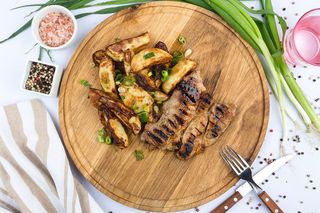 Ceafa de porc cu "la sous vide” servit cu cartofi sofia