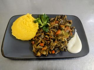 Sote de ciuperci cu legume și mămăliguță (post)