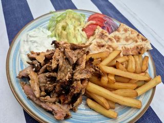 Talerz gyros (z dodatkową sałatką grecką)