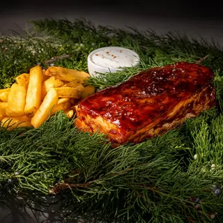 Coaste de porc BBQ și cartofi rustici