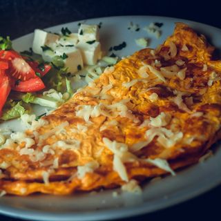 Omlet sa sirom, šunkom i gljivama