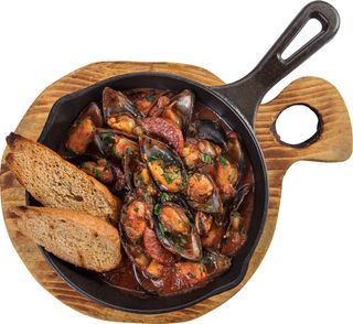 Мидии в томатном соусе (500 гр.)