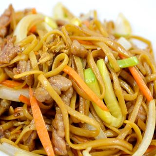 Tallarines fritos con ternera