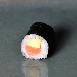 Maki de salmón con aguacate (8 uds.)