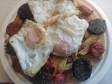 Huevos Rotos Con Chorizo Y Morcilla (Ración)
