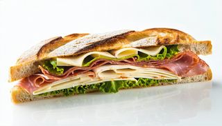 Panino con salsiccia paesana, ketchup e maionese