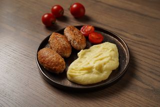 Chiftele cu piure de cartofi