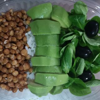 Ensalada de lentejas, arroz y aguacate 