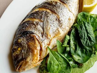 Dorada la cuptor cu cartofi și spanac