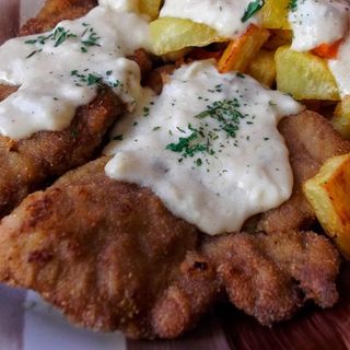 Escalopines al cabrales con patatas y ensalada