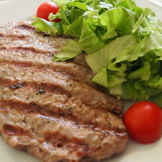 Татарско кюфте със свежа салата 350 гр.