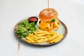 Burger z szarpaną wieprzowiną