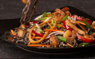 Соба з морепродуктами і овочами (380г)