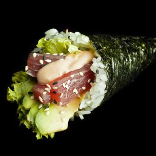 Spicy tuna temaki