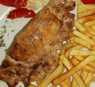 Punjeni pileći batak i pomfrit 350 gr