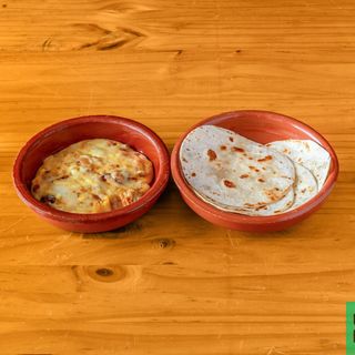 Queso fundido con chorizo
