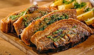 ღორის ნეკნები გამომცხვარი კარტოფილით