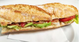 Bocadillo frío de atún y rodajas de tomate