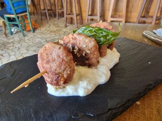 Polpette di mora romagnola alla griglia con salsa tzatziki