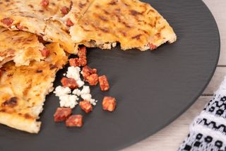 Placinta Dorului cu brânză și salam picant