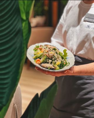 Салат с морепродуктами и авокадо