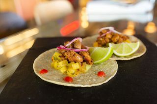 Tacos al pastor de ibérico, piña ahumada y chipotle