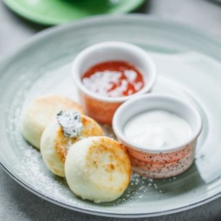 Сирники зі сметаною та ягідним джемом (150/30г)