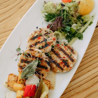 თევზის კოტლეტი გმომცხვარი კარტოფილის და სალათის გარნიით