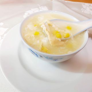 Sopa de pollo con maíz