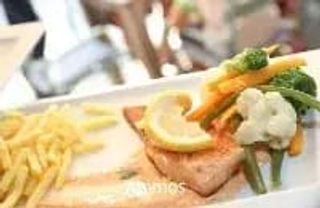 Salmón A La Plancha Con Puré Y Verduras