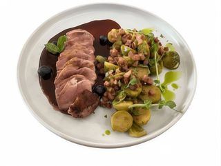 Філе качки з брюсельскою капустою, беконом та ягідним соусом (300g)