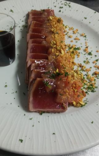 Tataki de Atún rojo con migas de pan.