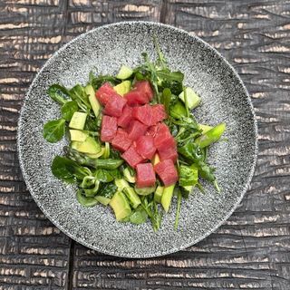 Салат зі свіжим тунцем, спаржею та авокадо 