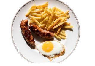 Salchichas del país + patatas + 1 huevo