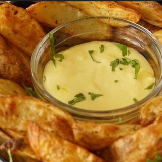 Ración De Patatas Con Queso