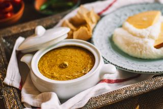 შემწვარი ღომი ყველით და ბაჟეს სოუსით