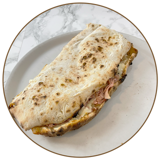 Ponuozzo con prosciutto crudo, provola I`agerola, pomodoro e insalata