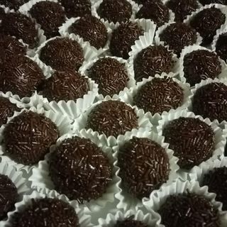 Kit 50 brigadeiros tradicional 