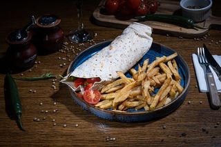 Chicken wrap cu cartofi prăjiți